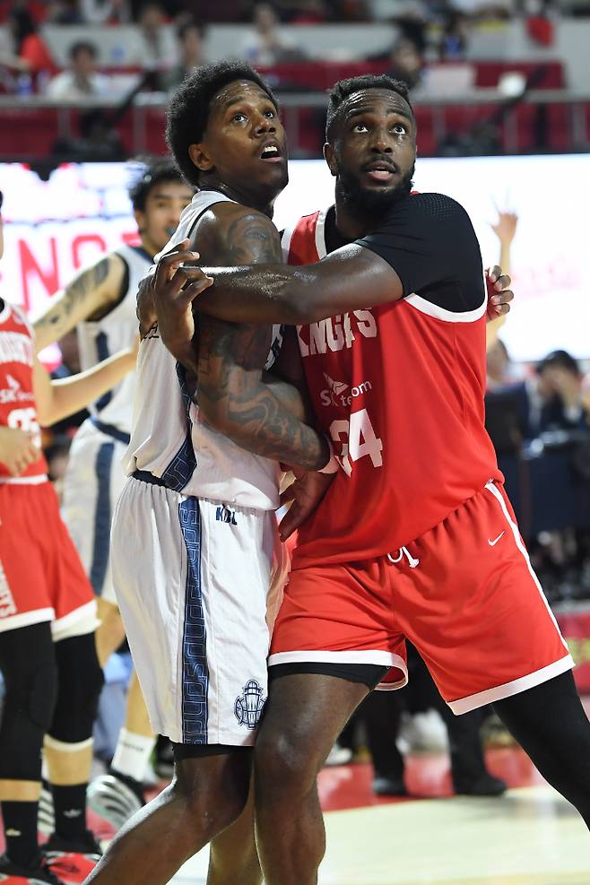 네이던 나이트(왼쪽)와 자밀 워니. KBL 제공