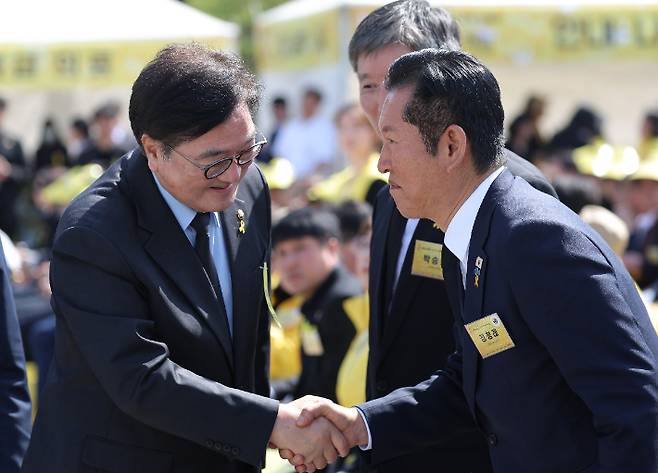 우원식 국회의장과 더불어민주당 정청래 대표가 16일 경기도 안산 화랑유원지에서 열린 세월호 참사 12주기 기억식에서 인사하고 있다. 연합뉴스