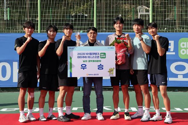 대학 클럽부 단체전 남자부 우승을 차지한 에이스 이휘광(왼쪽) 등 동국대 선수들과 고양시테니스협회 서현욱 회장. NH농협은행