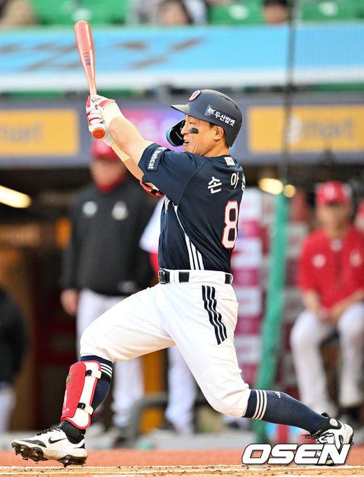 [OSEN=인천, 민경훈 기자] 15일 오후 인천 SSG랜더스필드에서 ‘2026 신한 SOL Bank KBO리그' SSG 랜더스와 두산 베어스의 경기가 진행됐다. 1회초 1사 두산 손아섭이 우익수 앞 안타를 때리고 있다. 2026.04.15 / rumi@osen.co.kr