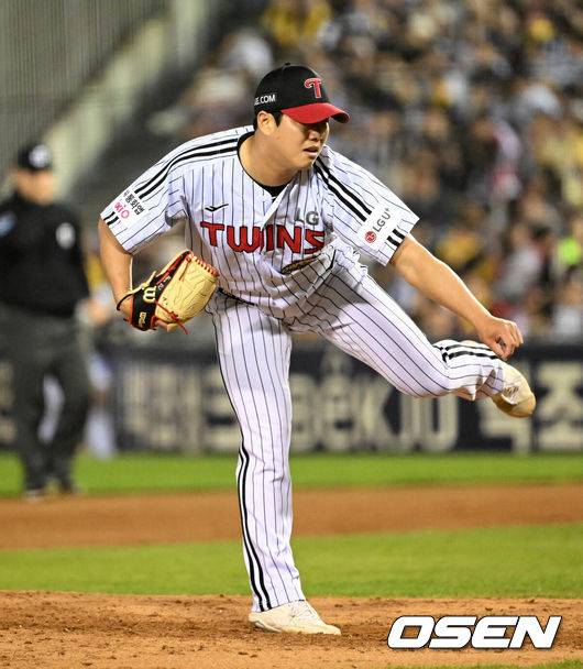 [OSEN=잠실, 이대선 기자] 15일 서울 잠실야구장에서 2026 신한 SOL KBO리그 LG 트윈스와 롯데 자이언츠의 경기가 열렸다.이날 LG는 웰스, 롯데는 김진욱을 선발로 내세웠다.9회초 무사에서 LG 함덕주가 역투하고 있다. 2026.04.15 /sunday@osen.co.kr