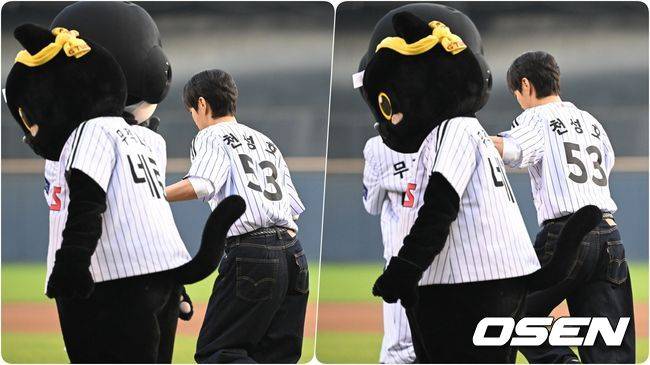 파울 라인을 의식하고 마스코트의 손을 잡고 점프해 그라운드 입장하는 윤두준