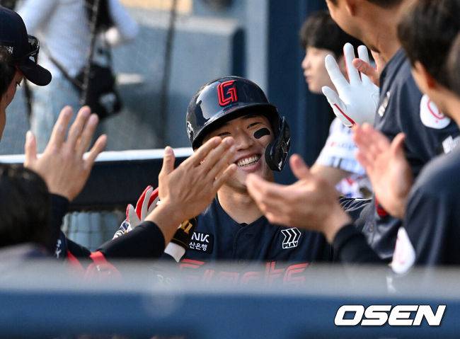 [OSEN=잠실, 이대선 기자] 15일 서울 잠실야구장에서 2026 신한 SOL KBO리그 LG 트윈스와 롯데 자이언츠의 경기가 열렸다.이날 LG는 웰스, 롯데는 김진욱을 선발로 내세웠다.3회초 무사에서 롯데 손성빈이 좌중월 솔로 홈런을 치고 더그아웃에서 환호하고 있다.  2026.04.15 /sunday@osen.co.kr