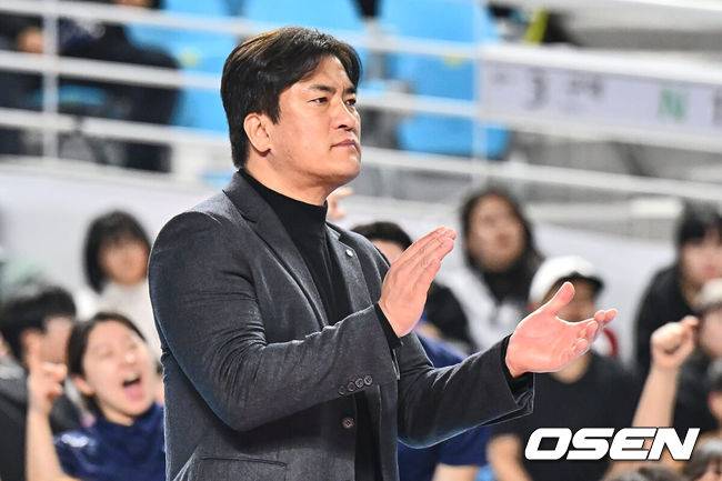 [OSEN=김천, 이석우 기자] 29일 김천실내체육관에서 도드람 2023-2024 V리그 한국도로공사와 GS 칼텍스의 경기가 열렸다. GS 칼텍스 차상현 감독이 선수들을 독려하고 있다. 2023.12.29 / foto0307@osen.co.kr