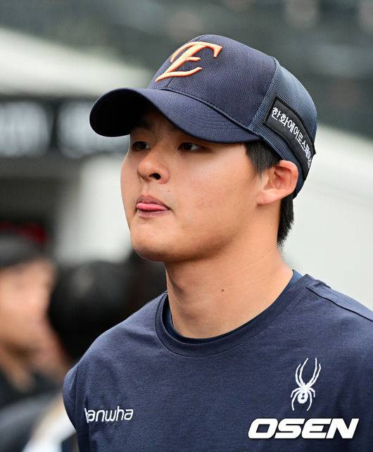 [OSEN=대전, 지형준 기자] 14일 대전 한화생명 볼파크에서 2026 신한 SOL KBO리그 한화 이글스와 삼성 라이온즈의 경기가 열렸다.3연패 중인 한화는 문동주, 4연승을 노리는 삼성은 최원태가 선발로 나섰다.&nbsp;경기에 앞서 한화는 두산 베어스와 외야수 손아섭을 보내고 좌완 투수 이교훈과 현금 1억5000만원을 받는 트레이드를 단행했다.한화 이교휸이 인터뷰를 준비하고 있다. 2026.04.14&nbsp;/ jpnews@osen.co.kr