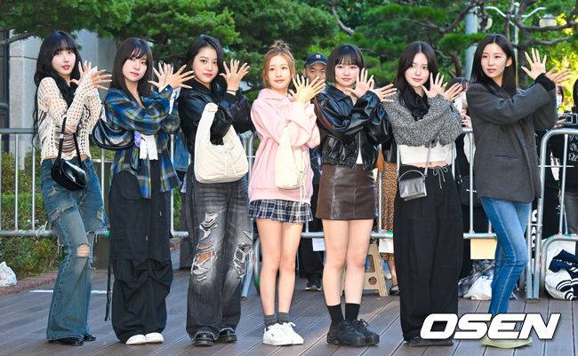 [OSEN=박준형 기자]  4일 오전 서울 여의도 KBS 신관에서 ‘KBS 2TV '생방송 뮤직뱅크(이하 뮤뱅) 녹화가 진행됐다.이날 뮤직뱅크에는 3piece(쓰리피스),FIFTY FIFTY,P1Harmony,Pagaehun(박태훈),SUPER JUNIOR-D&E,TIOT(티아이오티),VANNER(배너),WHIB,XODIAC (소디엑),YENA(최예나),NCT WISH김희진,더윈드 (The Wind),미미로즈,어센트(ASC2NT),이창섭,키 (KEY),문상민 X 민주 등이 무대를 펼친다.그룹 미미로즈가 포즈를 취하고 있다. 2024.10.04 / soul1014@osen.co.kr