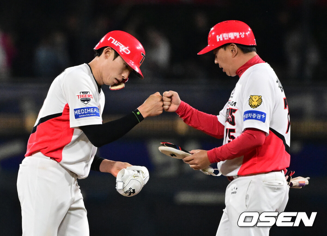 [OSEN=광주, 지형준 기자] 16일 광주-기아 챔피언스필드에서 KIA 타이거즈와 키움 히어로즈의 경기가 열렸다.7연승을 노리는 KIA는 제임스 네일, 최하위 키움은 알칸타라를 선발로 내세웠다.7회말 1사 1,2루에서 KIA 김호령이 2타점 적시 2루타를 날리며 김연훈 코치와 기뻐하고 있다. 2026.04.16 / jpnews@osen.co.kr