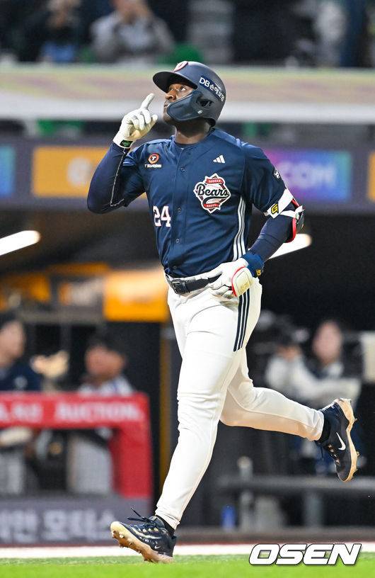 [OSEN=인천, 민경훈 기자] 16일 오후 인천 SSG랜더스필드에서 ‘2026 신한 SOL Bank KBO리그' SSG 랜더스와 두산 베어스의 경기가 진행됐다.이날 SSG는 화이트를, 두산은 곽빈을 선발투수로 내세웠다.7회초 1사 두산 카메론이 좌중월 선취 솔로홈런을 때린 후 그라운드를 돌고 있다. 2026.04.16 / rumi@osen.co.kr