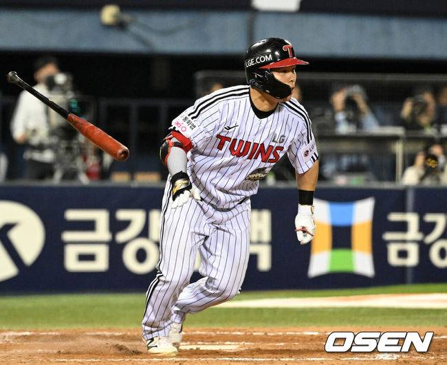 [OSEN=잠실, 이대선 기자] 16일 서울 잠실야구장에서 2026 신한 SOL KBO리그 LG 트윈스와 롯데 자이언츠의 경기가 열렸다.이날 LG는 치리노스, 롯데는 로드리게스를 선발로 내세웠다.7회초 2사 만루에서 LG 문성주가 우전 2타점 적시타를 치고 있다. 2026.04.16 /sunday@osen.co.kr