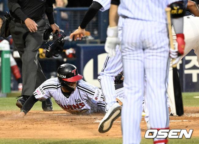 [OSEN=잠실, 이대선 기자] 16일 서울 잠실야구장에서 2026 신한 SOL KBO리그 LG 트윈스와 롯데 자이언츠의 경기가 열렸다.이날 LG는 치리노스, 롯데는 로드리게스를 선발로 내세웠다.2회말 1사 2루에서 롯데 로드리게스의 폭투 때 2루주자 천성호가 홈으로 쇄도했으나 아웃되고 있다. 2026.04.16 /sunday@osen.co.kr