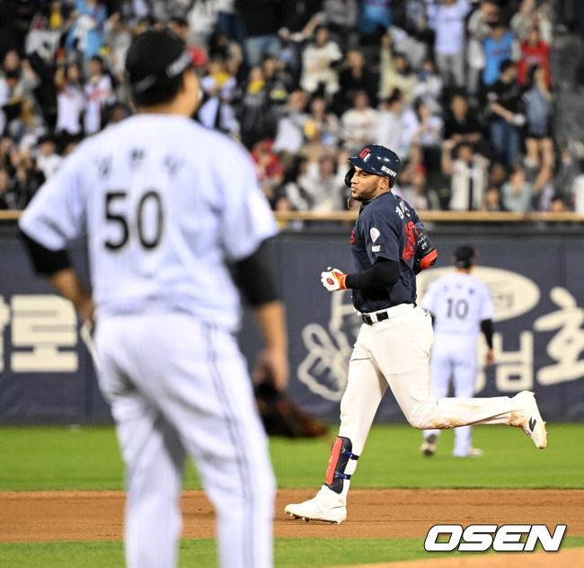 [OSEN=잠실, 이대선 기자] 16일 서울 잠실야구장에서 2026 신한 SOL KBO리그 LG 트윈스와 롯데 자이언츠의 경기가 열렸다.이날 LG는 치리노스, 롯데는 로드리게스를 선발로 내세웠다.6회초 2사 1루에서 롯데 레이예스가 좌중월 투런 홈런을 치고 그라운드를 돌고 있다. 2026.04.16 /sunday@osen.co.kr