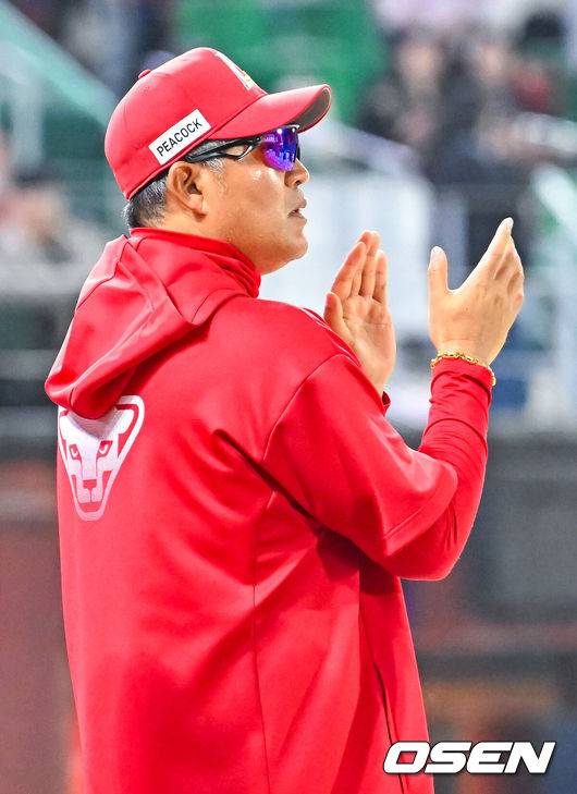 [OSEN=인천, 민경훈 기자] 16일 오후 인천 SSG랜더스필드에서 ‘2026 신한 SOL Bank KBO리그' SSG 랜더스와 두산 베어스의 경기가 진행됐다.이 경기에서 SSG은 두산에 2-1 역전승을 거뒀다.&nbsp;SSG는 6연패 뒤 2연승을 달리며 주중 3연전을 위닝시리즈로 장식했다.경기를 마치고 SSG 이숭용 감독이 박수를 보내고 있다. 2026.04.16 / rumi@osen.co.kr