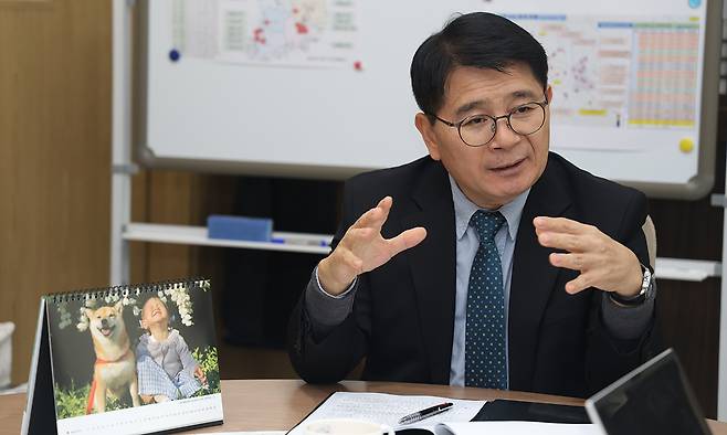 최정록 농림축산검역본부장은 국내 가축전염병 백신 개발과 관련해 “질병 특성, 연구개발(R&D), 상용화를 위한 인프라 수준 등을 고려해 질병별 차별화된 전략을 추진하고 있다”고 강조했다. 농림축산검역본부 제공