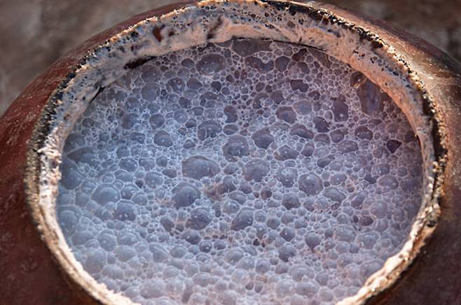 숨 쉬는 그릇 뚝배기의 역습. 세제를 머금었다가 열기와 함께 뿜어내는 뚝배기 세척은 우리 식탁 위 가장 위험한 구멍이다. iStock