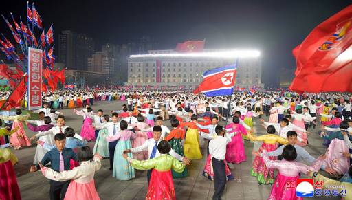 북한 평양시 청년학생들이 15일 김일성 생일 114주년(태양절·4월 15일)을 맞아 평양 김일성광장에서 야회 및 무도회를 15일 즐기고 있다.&nbsp;조선중앙통신·연합