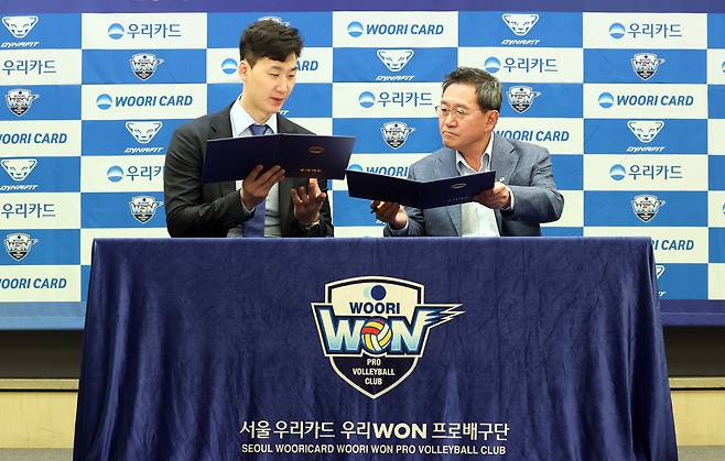 박철우(왼쪽) 우리카드 배구단 신임 감독이 16일 서울 중구 한국프레스센터에서 열린 감독 취임 기자회견에서 진성원 구단주와 사인한 계약서를 교환하고 있다. 뉴시스