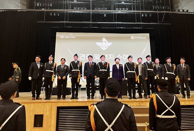 ‘군 특성화고 합동발대식’에서 학생들에게 견장 및 뱃지 수여식이 열리고 있다. 조일고 제공