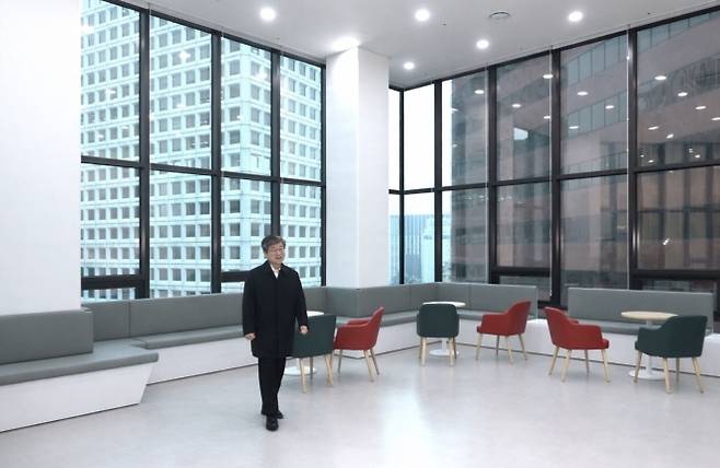 김길성 중구청장이 지난 9일 소공동 소공누리센터 11층 라운지에서 향후 공간 활용 계획을 설명하고 있다. 중구 제공