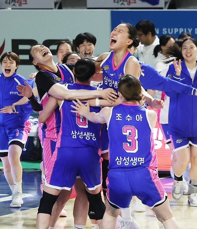 15일 경기 용인실내체육관에서 열린 여자프로농구 플레이오프 4차전 하나은행과의 경기에서 승리하며 챔피언결정전에 진출하게 된 삼성생명 선수들이 서로 얼싸안고 기뻐하고 있다. 연합뉴스
