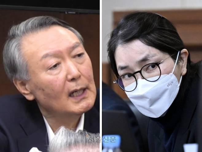 12·3 비상계엄 관련 내란 우두머리 혐의로 기소된 윤석열(왼쪽) 전 대통령이 지난달 13일 서울중앙지방법원 417호 형사대법정에서 열린 내란 우두머리 혐의 결심공판에서 최후진술하고 있다. 오른쪽은 지난해 12월 3일 서울 서초구 서울중앙지법에서 열린 자본시장법 위반 등 혐의 1심 결심 공판에 출석해 피고인석에 앉아있는 김건희 여사. 서울중앙지법 제공