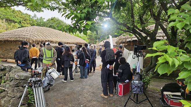 정지영 감독의 영화 ‘내이름은’ 표선 제주민속촌 촬영 모습. 한국공항 제공