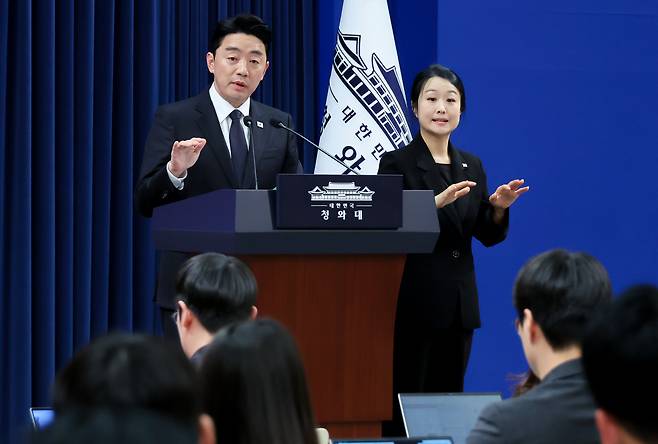 강훈식 비서실장이 15일 청와대 기자회견장에서 전략경제협력 대통령특사 활동 결과 관련 브리핑을 마친 뒤 취재진 질문에 답하고 있다. 연합뉴스
