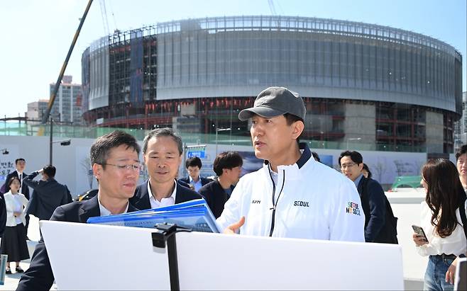 오세훈 서울시장이 15일 서울 도봉구 중랑천 연결교량에서 서울아레나를 비롯한 수변공간 조성계획을 점검하고 있다. 연합뉴스