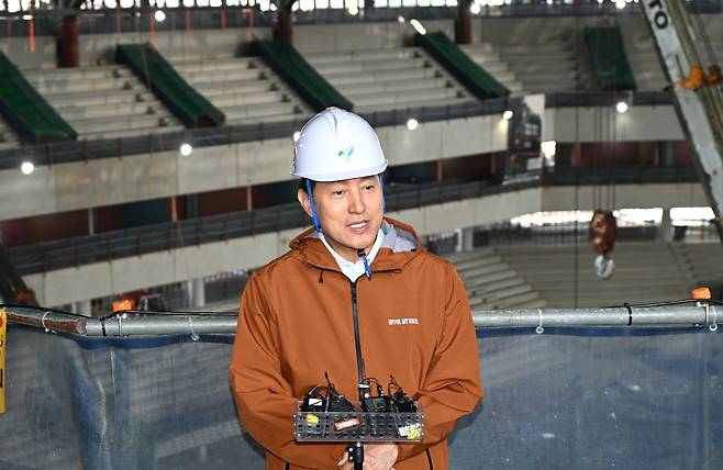 오세훈 서울시장이 15일 서울 도봉구 창동에 들어설 복합문화시설 서울아레나 공사 현장에서 동북권 발전 구상을 설명하고 있다. 연합뉴스