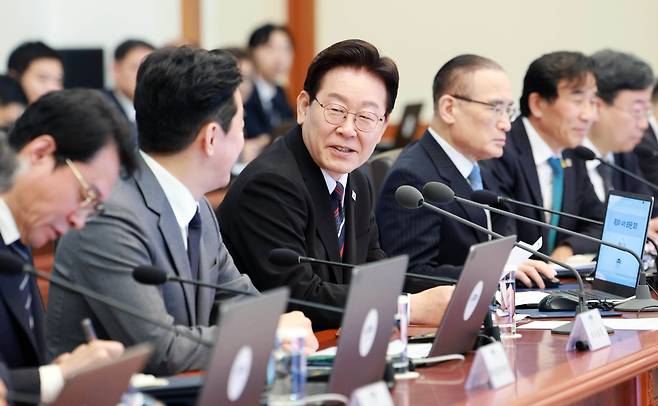 이재명 대통령이 16일 청와대에서 열린 수석보좌관회의에서 전략경제협력 특사 자격으로 중앙아시아와 중동 지역 방문을 마친 강훈식 비서실장을 격려하고 있다. 연합뉴스