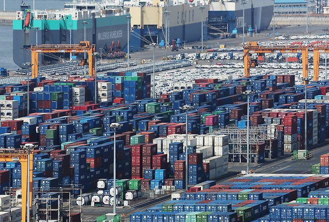 경기도 평택항에 컨테이너가 쌓여있는 모습. 연합뉴스