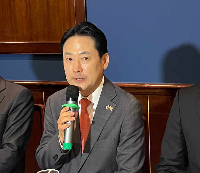 장동혁 국민의힘 대표가 15일(현지 시간) 워싱턴DC 인근에서 특파원 간담회를 하고 있다. 이태규 특파원