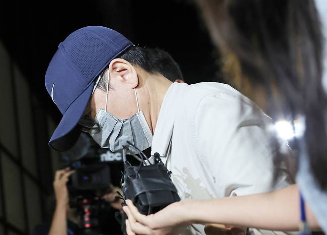 ‘삼부토건 주가조작’ 사건으로 수사받다가 도주한 이기훈 삼부토건 부회장(겸 웰바이오텍 회장)이 경찰에 체포돼 지난해 9월 11일 서울 종로구에 마련된 김건희특검 사무실로 들어서고 있다. 연합뉴스