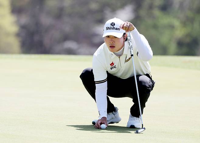 16일 강원 춘천의 라비에벨 골프앤리조트 올드코스(파72)에서 열린 KPGA 투어 개막전 DB손해보험 프로미 오픈 1라운드 4번 홀 그린에서 퍼트 라인을 살피는 김성현. 사진 제공=KPGA