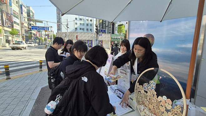 거제시는 고현동과 옥포동 중심가 사거리 일대에서 유관기관과 합동으로 아동학대 예방 캠페인을 진행했다. ⓒ거제시 제공