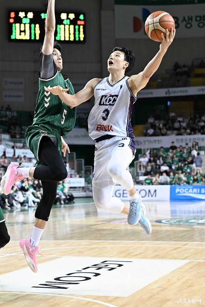 KCC 허웅(오른쪽)이 15일 원주DB프로미아레나에서 열린 6강 PO&nbsp;2차전서 이용우의 수비를 피해 레이업슛을 시도하고 있다. 사진제공｜KBL
