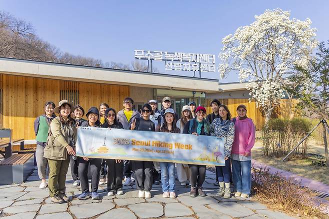 무수골 녹색복지센터에서 힐링체험을 마친 참가자들이 마지막 기념촬영을 하고 있다.   사진제공 ｜서울관광재단