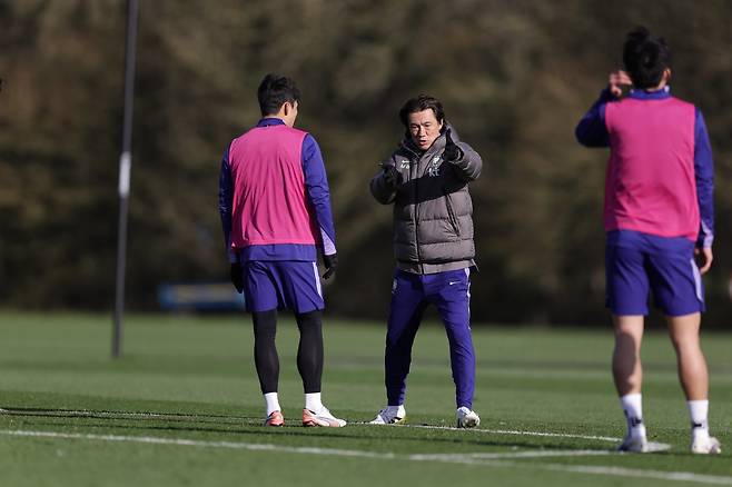 홍명보 축구대표팀 감독(가운데)이 지난달 28일 영국 밀턴킨스에서 열린 코트디부아르와 평가전을 앞두고 선수들에게 훈련 지시를 하고 있다. 월드컵 최종 명단은 다음달 16일 공개되고, 미국 솔트레이크 사전훈련을 거쳐 6월 5일 멕시코 과달라하라로 향한다. 사진제공｜대한축구협회