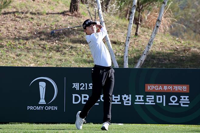 옥태훈이 16일 강원 춘천시 라비에벨 골프앤리조트 올드코스에서 열린 KPGA 투어 DB손해보험 프로미 오픈 1라운드 도중 10번 홀에서 티샷을 하고 있다. KPGA  제공