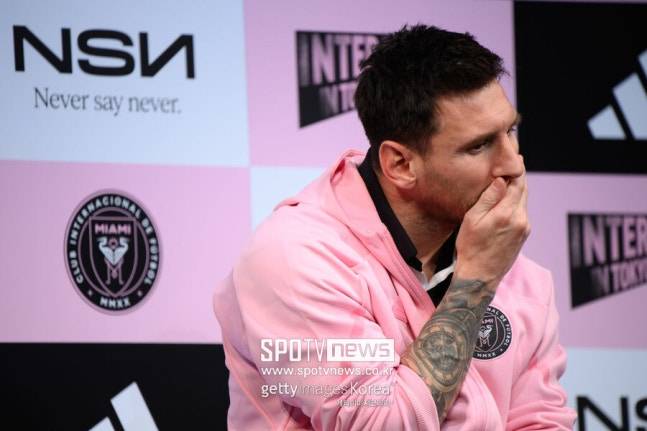 ▲ ‘축구의 신’ 리오넬 메시가 국가대표팀 친선경기 불참을 둘러싼 계약 분쟁으로 법정 공방에 휘말렸다. 단순한 결장 논란을 넘어 사기 혐의까지 제기되면서 파장이 커지고 있다.