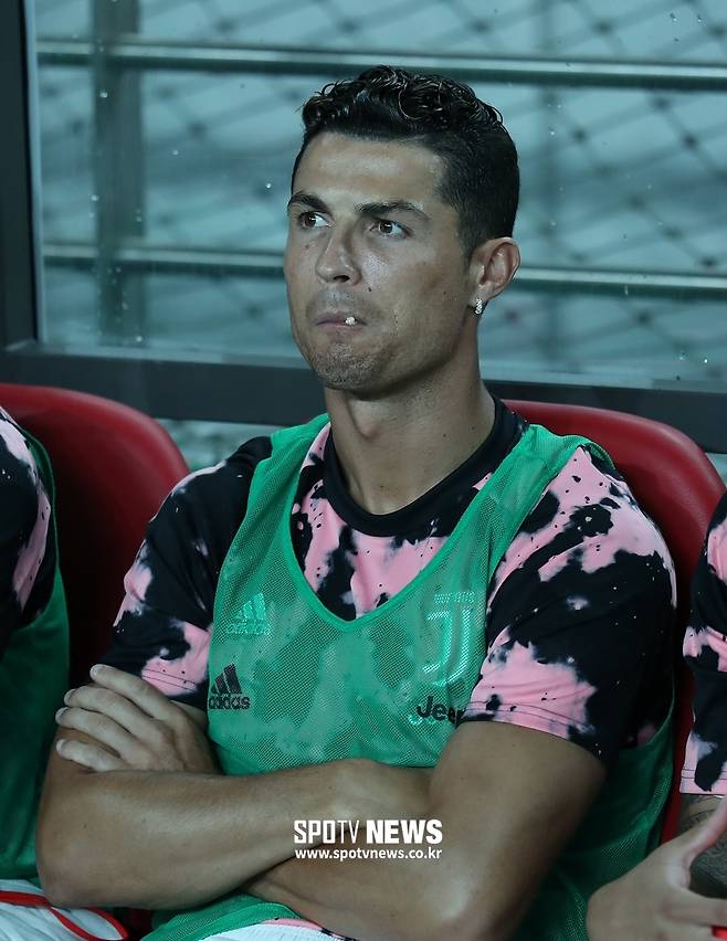 ▲ 이번 사건은 글로벌 스포츠 산업에서 반복되고 있는 ‘노쇼 리스크’를 다시 한 번 드러낸다.&nbsp;스타플레이어 출장이 사실상 상품 가치 중심이 되는 현실에서 계약과 실제 대회 운영 사이 괴리가 법적 분쟁으로 이어지는 사례가 늘고 있기 때문이다. 이미 전례가 있다. 크리스티아누 호날두는 2019년 이탈리아 유벤투스 소속으로 한국을 찾았지만 피치를 밟지 않고 벤치만 지켜 노쇼 논란을 촉발했다.&nbsp;ⓒ 스포티비뉴스DB