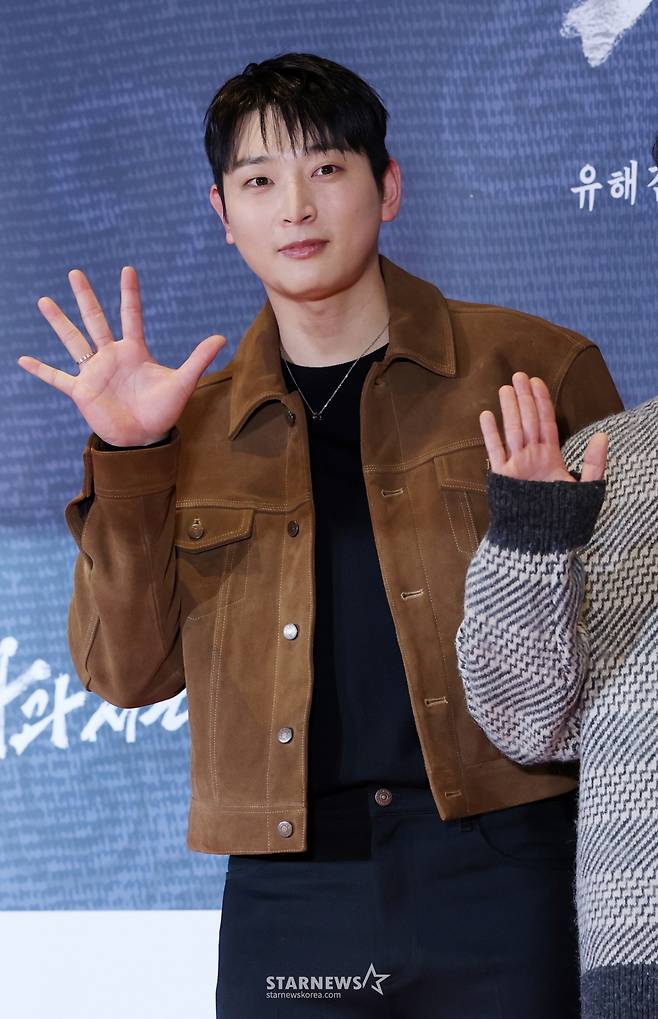 가수 정진운이 27일 서울 송파구 롯데시네마 월드타워에서 진행된 영화 '왕과 사는 남자' VIP 시사회 포토월에 참석해 포즈를 취하고 있다. /2026.01.27 /사진=김휘선 hwijpg@