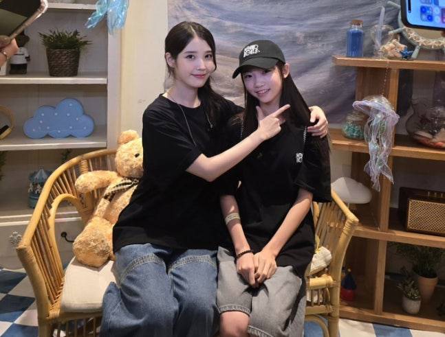 왼족부터 아이유, 김태연 /사진=김태연 SNS