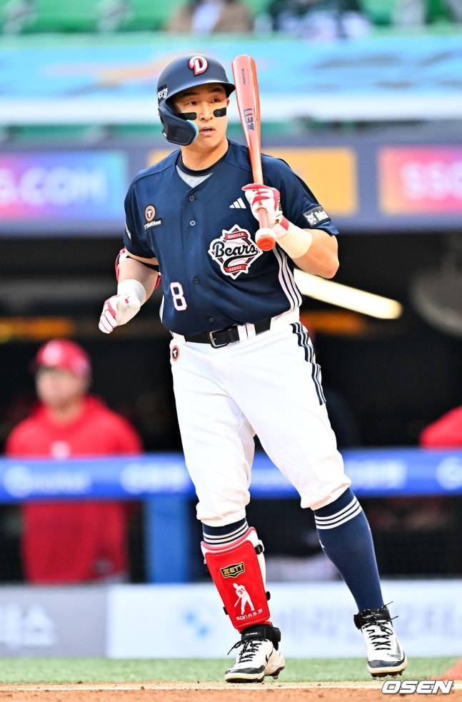 두산 손아섭이 트레이드 첫날인 14일 SSG전 1회초 볼넷을 얻어내고 있다. /사진=OSEN