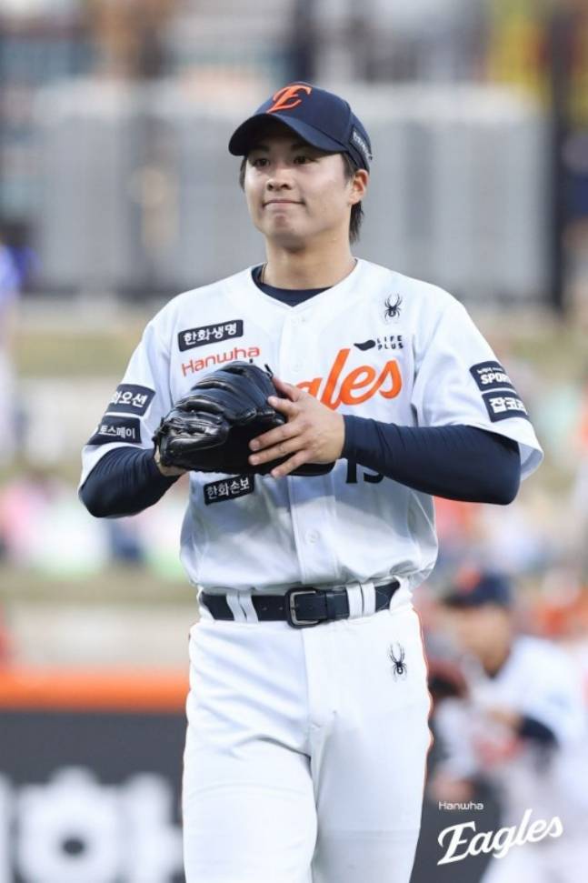 한화 이글스 왕옌청이 16일 대전 한화생명볼파크에서 열린 삼성 라이온즈와 2026 신한 SOL KBO리그 홈경기에 선발 등판해 투구 후 미소를 짓고 있다. /사진=한화 이글스 제공