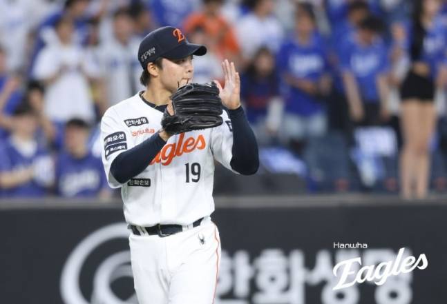 한화 이글스 왕옌청이 16일 대전 한화생명볼파크에서 열린 삼성 라이온즈와 2026 신한 SOL KBO리그 홈경기에 선발 등판해 야수들의 호수비에 박수를 보내고 있다. /사진=한화 이글스 제공