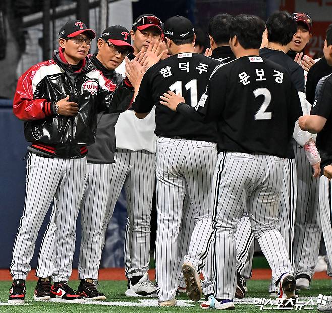 지난 5일 오후 서울 구로구 고척스카이돔에서 열린 '2026 신한 SOL Bank KBO리그' LG 트윈스와 키움 히어로즈의 경기, LG가 선발 전원 안타를 기록하며 키움에 6:5로 승리했다.  이날 경기에서 승리한 LG 염경엽 감독이 선수들과 하이파이브를 하고 있다. 엑스포츠뉴스 DB