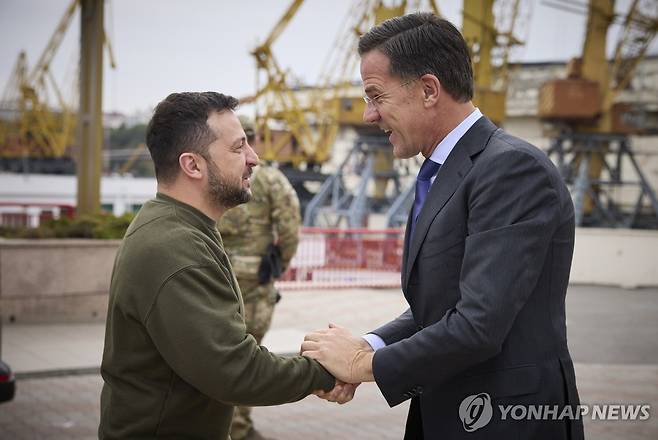 마르크 뤼터 나토 사무총장(오른쪽)과 볼로디미르 젤렌스키 우크라이나 대통령 [EPA 연합뉴스 자료사진. 재판매 및 DB 금지]