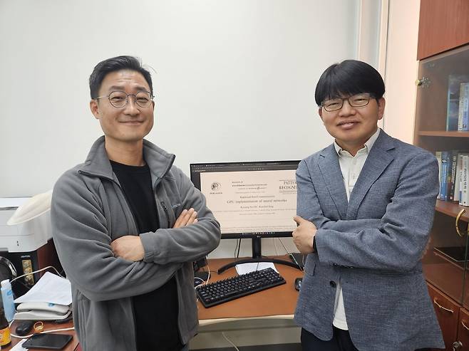 인터뷰하는 정기철·오경수 교수 [촬영 조승한]