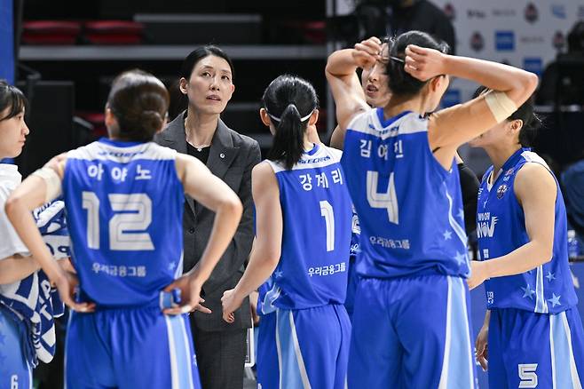 전주원 감독과 우리은행 선수들 [WKBL 제공. 재판매 및 DB 금지]