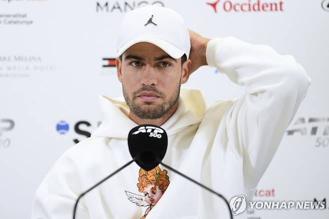 기자 회견을 통해 기권 의사를 밝히는 알카라스 [EPA=연합뉴스]